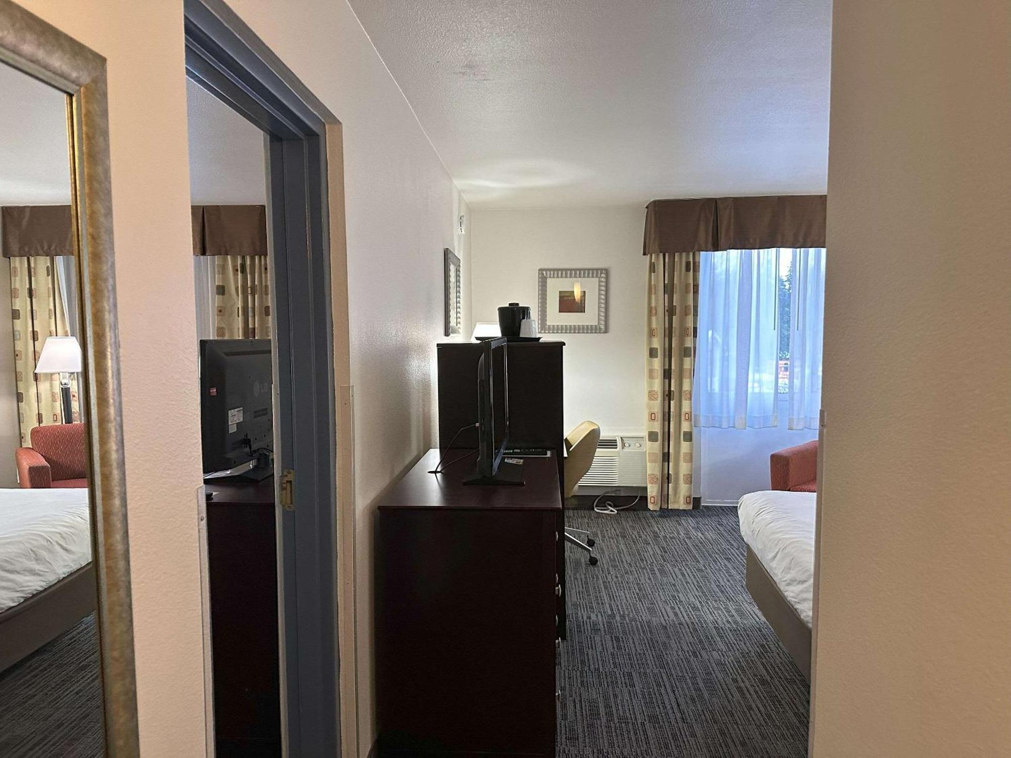 Quality Inn & Suites Эверетт Экстерьер фото
