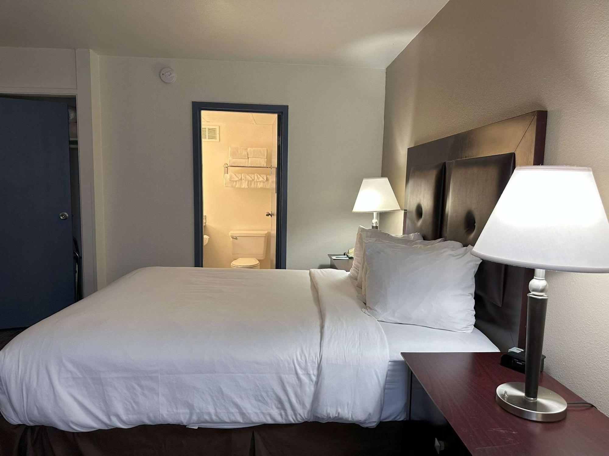 Quality Inn & Suites Эверетт Экстерьер фото