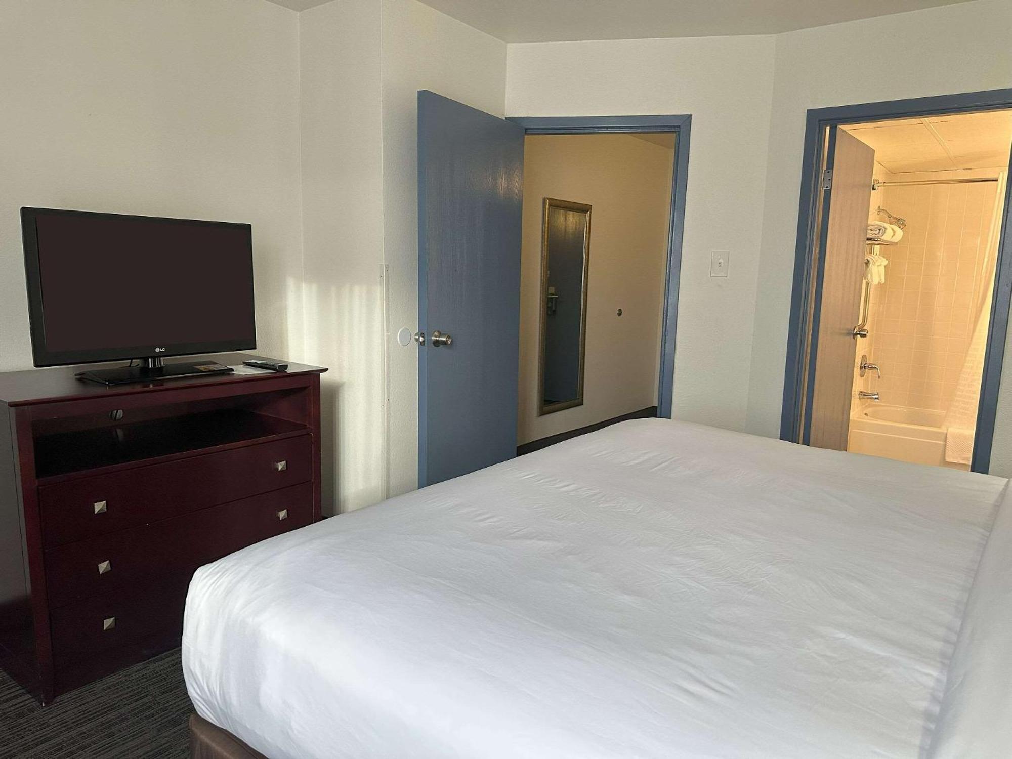 Quality Inn & Suites Эверетт Экстерьер фото