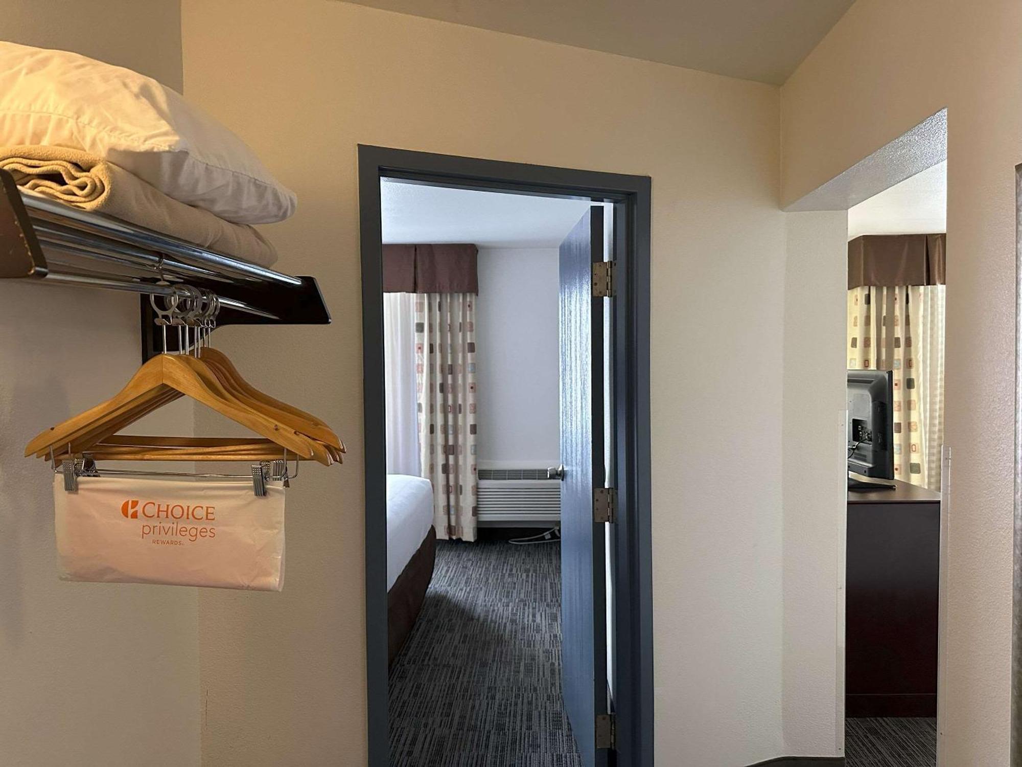 Quality Inn & Suites Эверетт Экстерьер фото