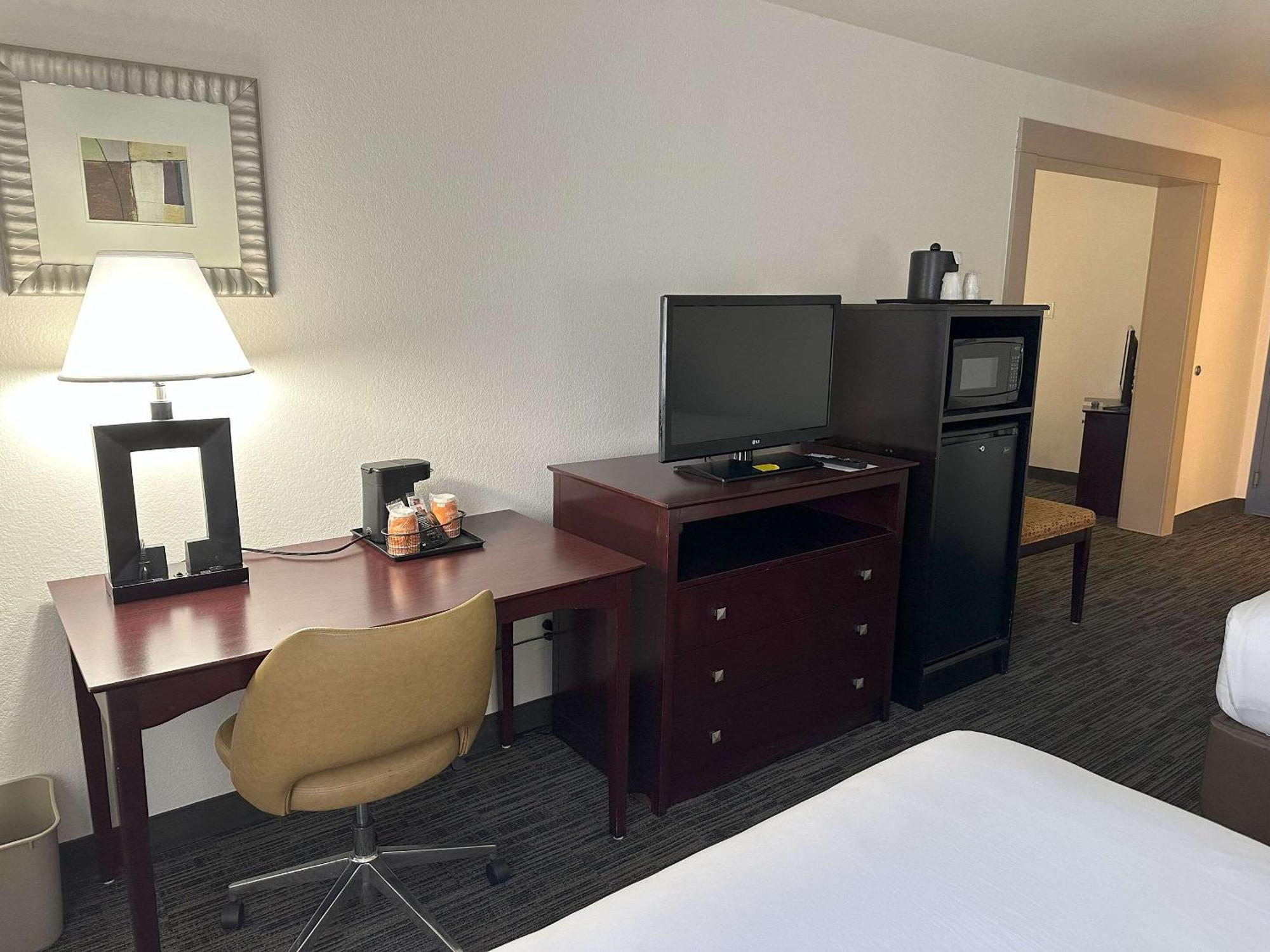 Quality Inn & Suites Эверетт Экстерьер фото